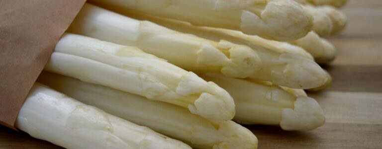 Spargel-Erdbeer-Salat mit Ofenfeta