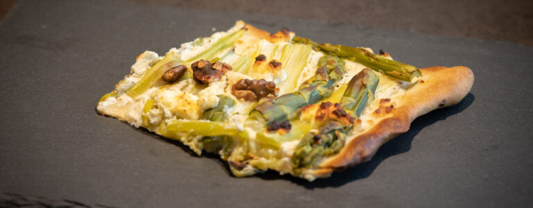 Spargelflammkuchen mit Walnüssen